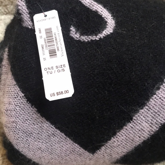 NWT not unwrapped Victoria’s Secret cozy blanket - Picture 4 of 4